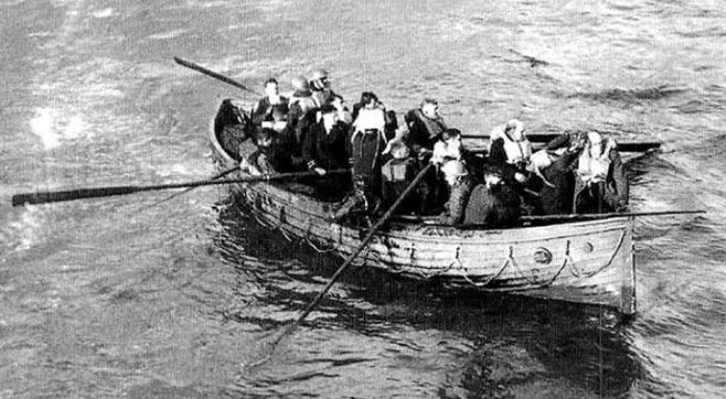 Chaloupe ramenant des survivants du Granville